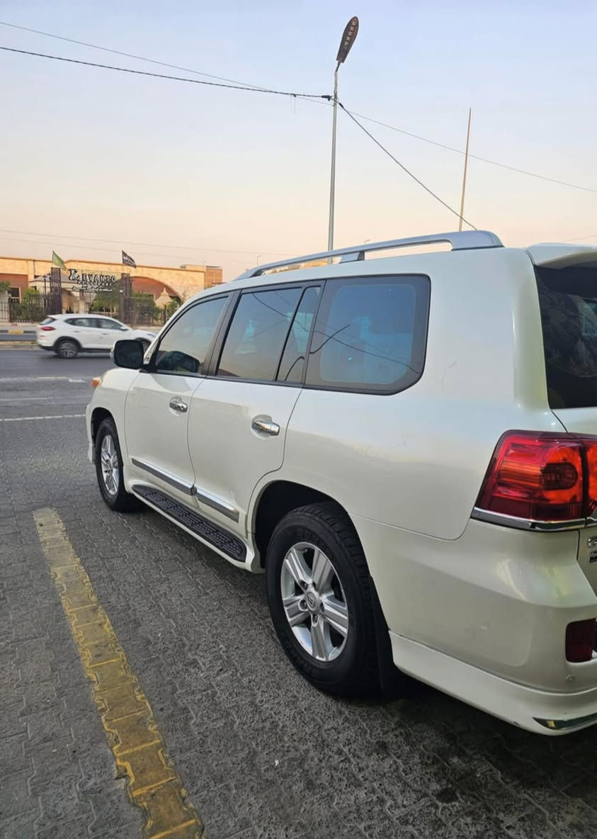 2014VXR 5.7
٦ قطع صبغ 
والباقي كفاله 
اثر بطش من دون ظربه السياره حلووه 
العنوان البصره
***********
