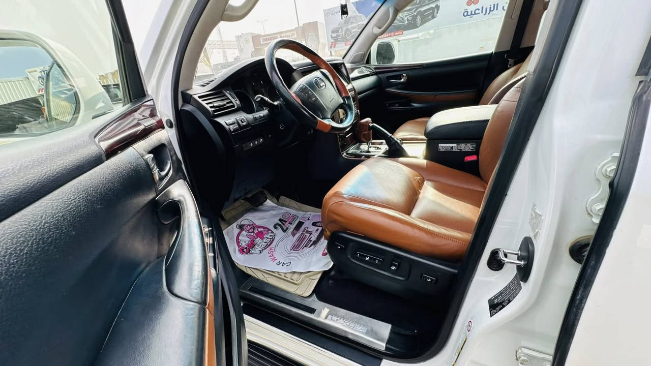 سلام عليكم للبيع لكزز موديل ١١
سيارة جديدة 
رقم شمالي 
فول موصفات 
ترهم مراوس
ماشيه ١٤٠
***********
