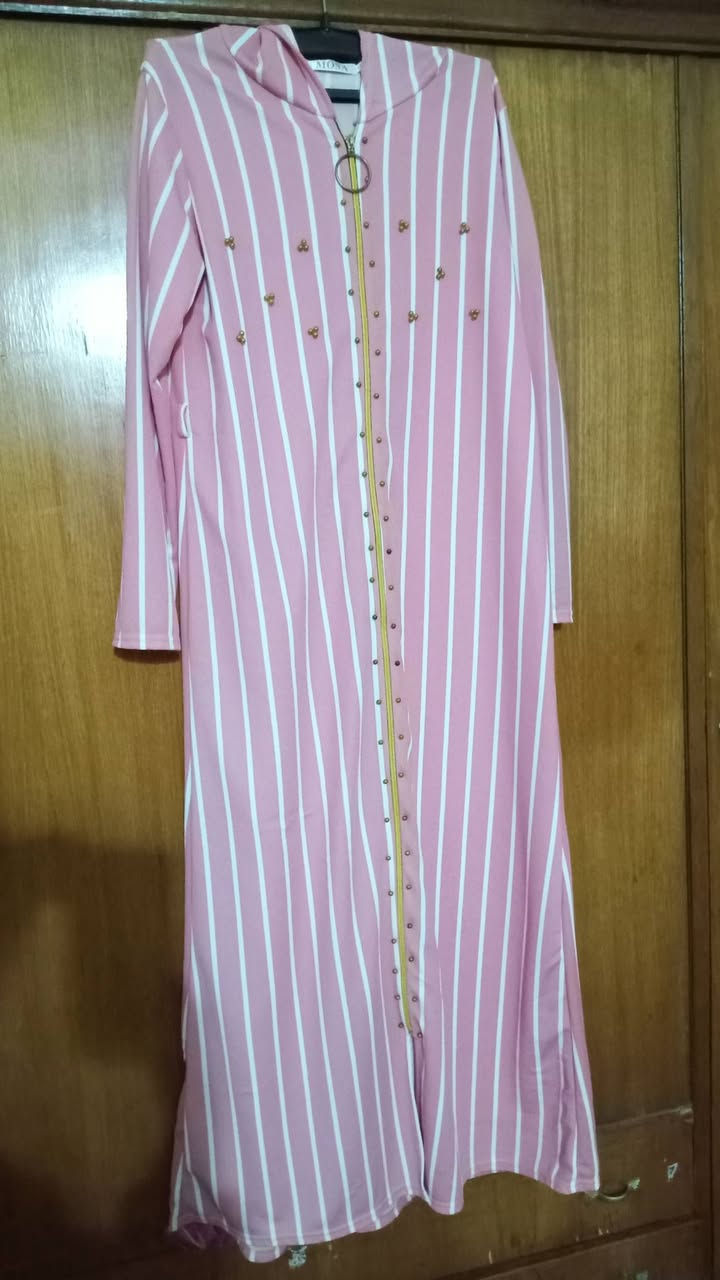 قفطان "Mosa" الراقي.. أناقة مغربية بلمسة عصرية! 🇲🇦✨
لعشاق التميز، أعرض لكم جلابية (قفطان) من ماركة Mosa الشهيرة، جديدة تماماً وغير مستعملة. قطعة تجمع بين الراحة والفخامة، مثالية للطلعات الصيفية أو المناسبات العائلية.
التصميم: جلابية مخططة مع كبوس (هوديت) أنيق يضفي لمسة شبابية ومميزة.
القياس: مكتوب عليها XXL، لكنها تناسب فعلياً قياس XL (42/44) لضمان إطلالة مرتبة.
الطول: مصممة لتناسب طول 170 سم

تصويري الخاص ❤️سعر 25 الف وبي مجال 
لتريده تتفضل خاص ماعندي بس قطعه وحده


**إذا كنت صاحب هذا الإعلان وتريد حذفه لأي سبب، رجاءا أرسل رسالة إلى الدعم الفني**