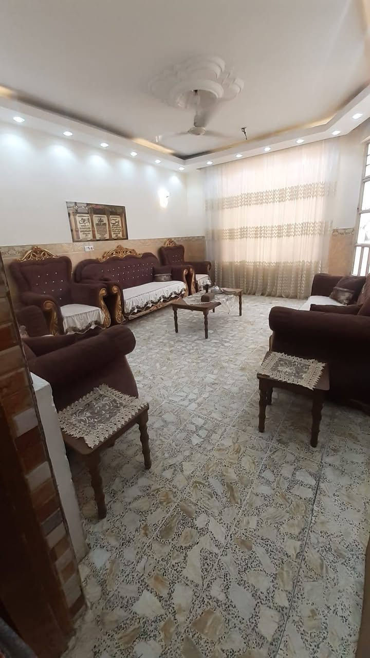 سلام عليكم بيت لبيع المدان خلف الامام منطقة الدور مساحه 150ملك طابوصرف طابقين الطابق الاول اسقبال مطبخ حولي داخلي وغرفة نوم وصحيات داخليه وخاريه والطابق الثاني 3غرف نوم وحولي وصحيات يصلح يصيردارين والسعر على الخاص ويوجد وتساب ***********♕***********
