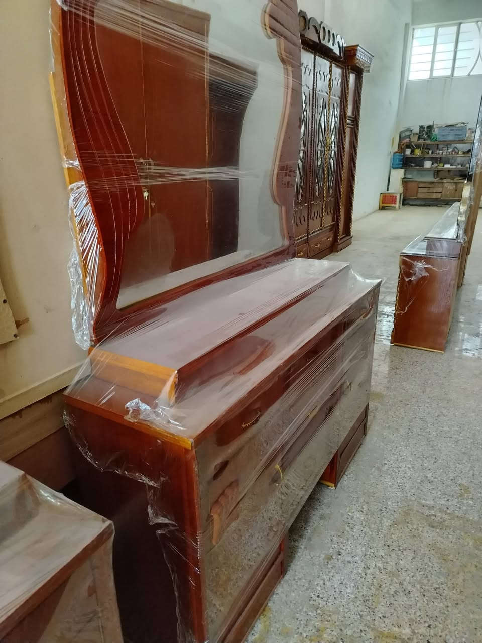 غرفة نوم ٦باب طابق واحد صاج السعر ٥٥٠ الف وبيها مجال بعقوبة كاطون شارع أبو رباح مجاور مرطبات السيد *********** مزاد ابو كرار الغريباوي
