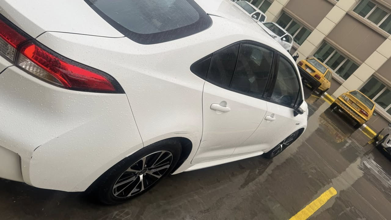 السلام عليكم
كورلا هايبرد 2024 صيني 
ماشية تقريباً 49 الف
داخل جلد 
بيها ضربة خفيفة بالكنر الخلفي جهة عكس السايق 
للاستفسار رقمي واتساب 
***********
