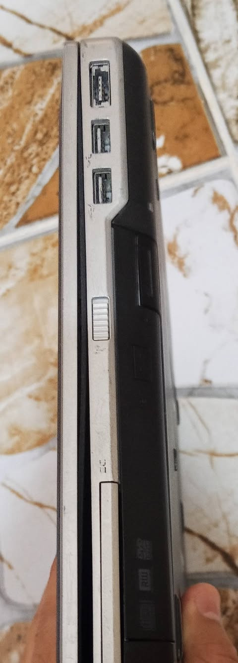 السلام عليكم ورحمة الله 
لابتوب Dell للبيع بمواصفات :
Corei 7
Hard 325 HHD
Ram 4 Gb 
كارت الشاشة نيفيديا منفصل خارجي 
منفذ USB عدد 3 
مشغل اقراص 
منفذ Hd 
 متوفر شاحن مع اللابتوب 
مناسب جدا للاعمال المكتبية وبرامج Microsoft office 
السعر مناسب جدا 160 الف 
الاتصال ***********
