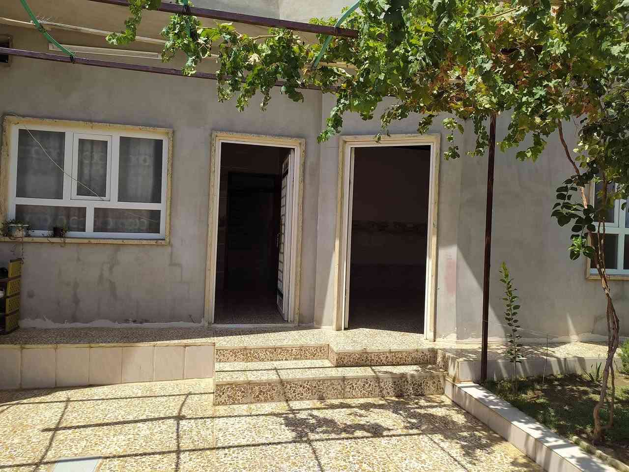 دار للبيع للبيع حي الشيماء  جمعية الحدباء مساحه الدار 220م واجهه 11 طابق واحد بناء 2021 ثلاث غرف واستقبال ومطبخ حار ومطبخ بارد وحمام ومرافق 2 داخلي وخارجي وكراج وحديقه سعر الدار 105000000 مليون للاستفسار ***********
