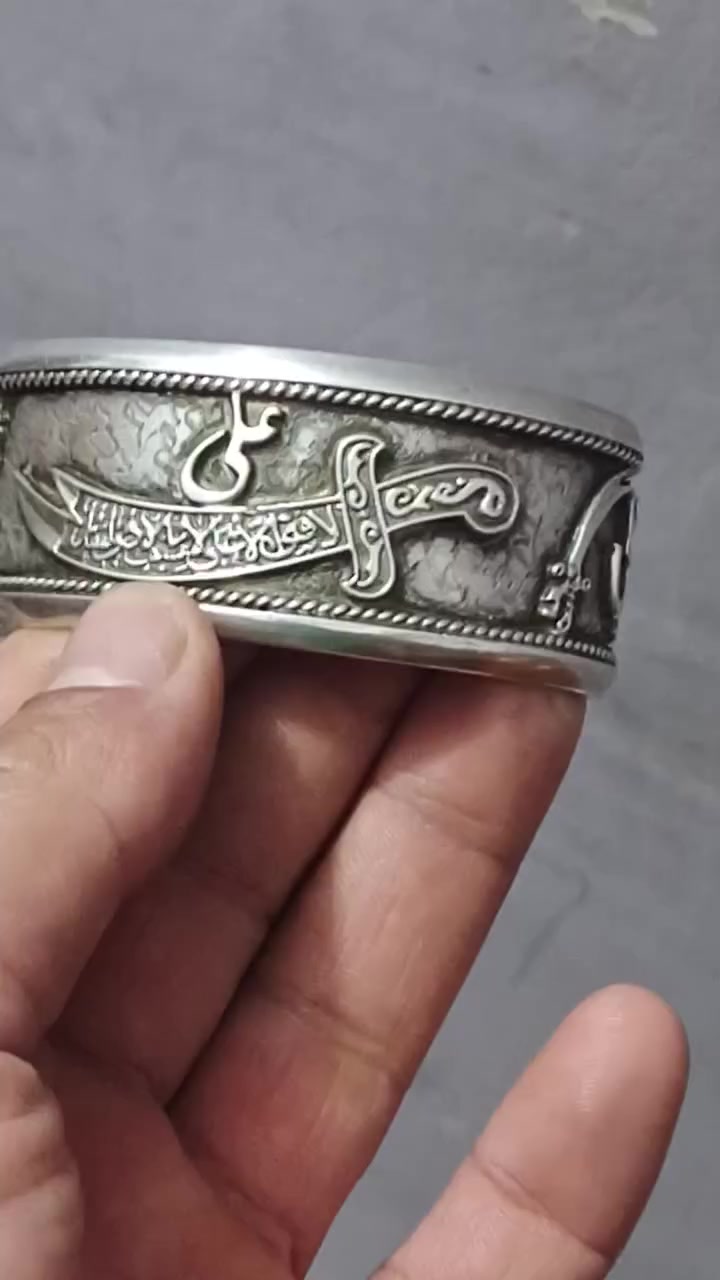 سوار فضه صياغه يدويه البيع وزن القطعه 72غرام السعر خاص
***********
