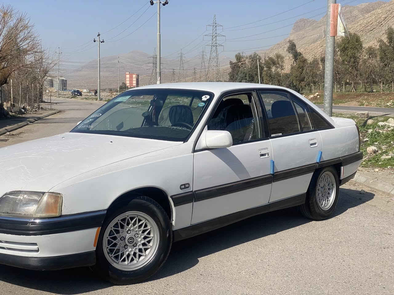 ئۆپڵ ئۆمیگا مۆدێل١٩٩١ بێ بۆیاخ بێ دەعموو لێدراو هەمووگیانی بەشەرت گێرو مەکینە بەشەرتی ١٠وەستا  بێتەقەو رەقەیە سەیارەکە بەس ماشاالڵەی دەوێت رەقەمو سەنەوی تا٢٠٣١تازەیە هەزەی نوێیە چوار تایەو پاتری نوێیە ناونیشان.رانیە  نرخ .٥٥$ژ***********
