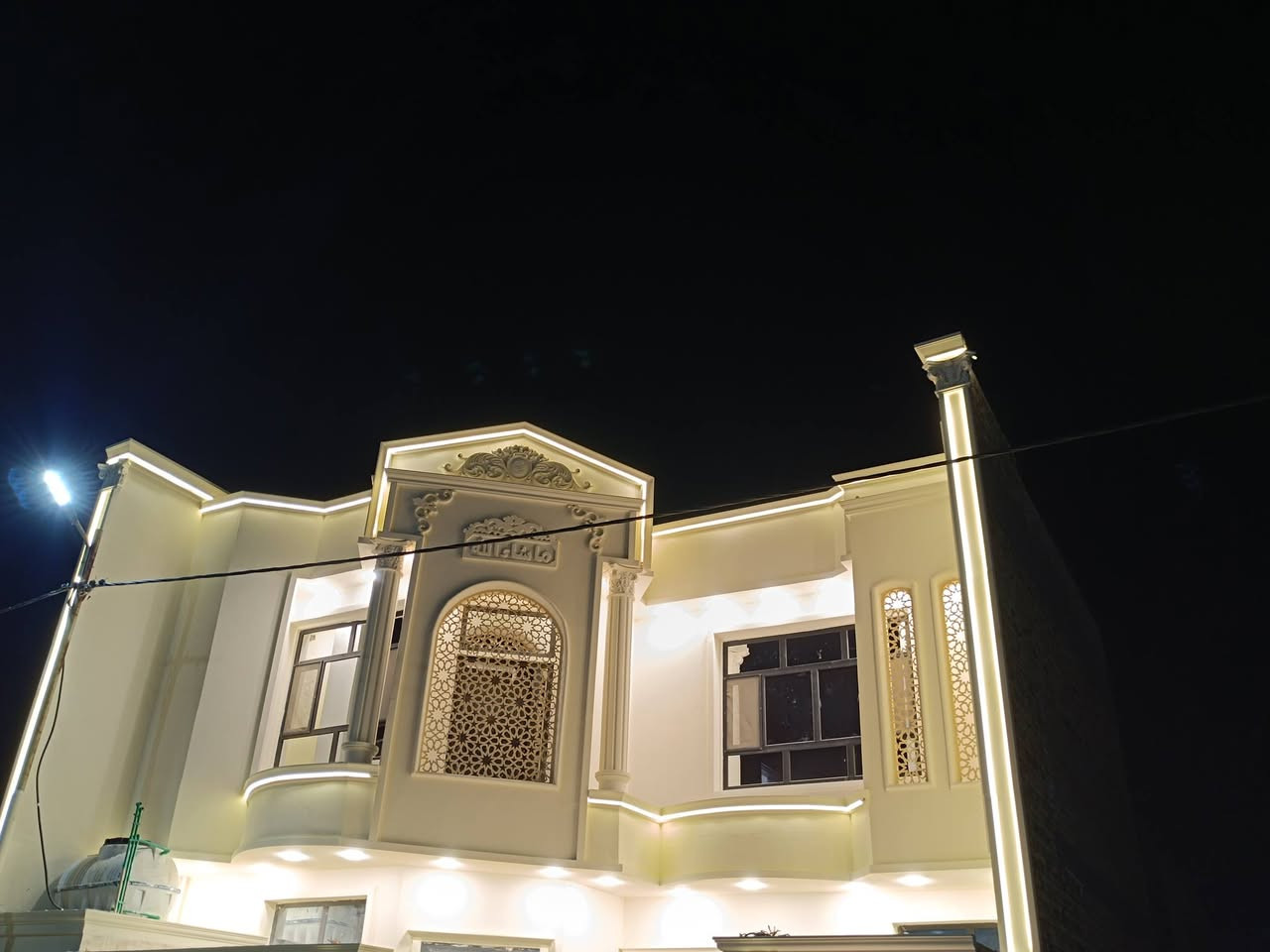 دار للبيع... زراعي طابو عثماني سند 25 يداور بأسم المشتري مساحة 200 متر 10×20 كونكريت مسلح وبناءطابوق درجة اولى طابقين يتكون الطابق الاول من طرمة وصحيات خارجية ومطبخ كبير واستقبال وصالة ومجمع صحي داخلي وغرف عدد 2 ومناور عدد 2 والطابق الثاني يتكون من غرفتين وصالة ومجمع صحي وسطحين تأسيس السبالت نظام تقطير والأبواب تركي نظام قاصة والشبابيك نوع المنيوم تركي حديث علما ان واجهة المنزل معمولة باجود انواع الفوم التركي الطراز الحديث واجود انواع اصباغ الجوتن مع الانارة المخفية مع توفر جميع الخدمات تبليط واعمدة انارة واعمدة كابل النت الضوئي. الموقع الديوانية حي الجامعة قرب الجدارية شارع دائرة الحديد والخشب مجاور محطة الكهرباء على اليسار داخل المجمع الجديد الفرع الاول. للاستعلام مراسلة الصفحة او الاتصال على الرقم
***********
