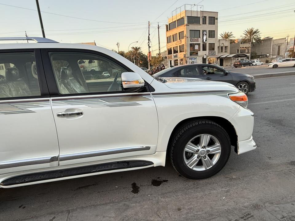 سلام عليكم للبيع لاندكروز 2014 فول مواصفات مكفولة سيارة من صبغ وضربة والتبديل فقط بارد بسيط مكينة والكير والحدادية خير من الله تخم تاير جديد دلوب الصلي سيارة خير من الله تحويل ثاني يوم ماشية 146  رقم الهاتف ***********
