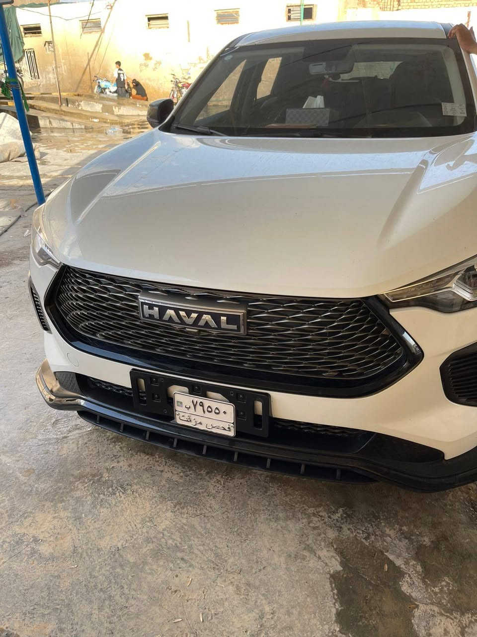 هافال جوليان برو موديل 2025 شركه ضمان مليون كيلو متر   الرقم موجود بل مرور الحسينيه بغداد تثبيت الرقم على الشركه كله
🔧 المحرك والأداء

محرك: 4 سلندر تيربو
السعة: 1.5 لتر
القوة: حوالي 147–150 حصان
العزم: تقريبًا 220 نيوتن.متر
القير: أوتوماتيك DCT مزدوج القابض (7 سرعات)
الدفع: أمامي (FWD)
⛽ استهلاك الوقود
اقتصادي نسبيًا: حوالي 15–18 كم/لتر (حسب القيادة)
🛡️ الأمان
6 وسائد هوائية
نظام الثبات الإلكتروني (ESP)
نظام مانع الانزلاق
مساعد صعود المرتفعات
تحذير من التصادم الأمامي
فرملة طوارئ أوتوماتيكية
نظام المحافظة على المسار
حساسات + كاميرا 360 درجة (في الفئات العليا)
📱 التكنولوجيا والترفيه
شاشة وسطية كبيرة (10.25 إلى 12.3 إنش)
شاشة عدادات رقمية
دعم Apple CarPlay و Android Auto
شحن لاسلكي
نظام صوتي جيد
تشغيل بالبصمة أو زر
🚘 التصميم الخارجي
شكل جديد أكثر رياضي
شبك أمامي كبير مميز
إضاءة LED أمامية وخلفية
جنوط 17 أو 18 إنش
🛋️ الداخلية
مقاعد جلد (في الفئات العليا)
تحكم كهربائي بالمقاعد
مكيف أوتوماتيك
مساحة جيدة للعائلة
السعر 230$
للاستفسار ***********
