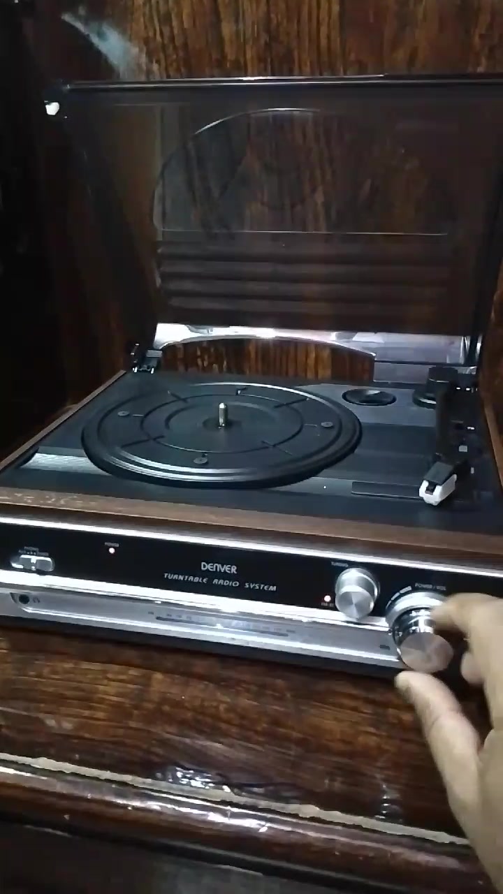 جهاز مشغل اسطوانات مع راديو fm جديد السعر 65الف متوفر خدمة توصيل رقمي ***********بي واتساب