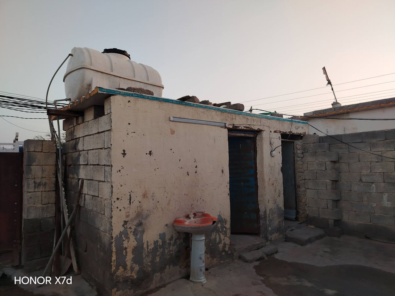 السلام عليكم اخوان بيت تجاوز للبيع مكانه ابو رمانه خلف الطاقه شارع 20 وتدخل بفرع البيت مامعوض.... يتكون من استقبال +مطبخ حار وبارد +صاله عدد٢+   ٤غرف نوم ... +صحيات
البيت بيه غرفتين عكاده والباقي سندويج.. والشراي يدلل *********** 
شباب اني مكلف بالنشر
