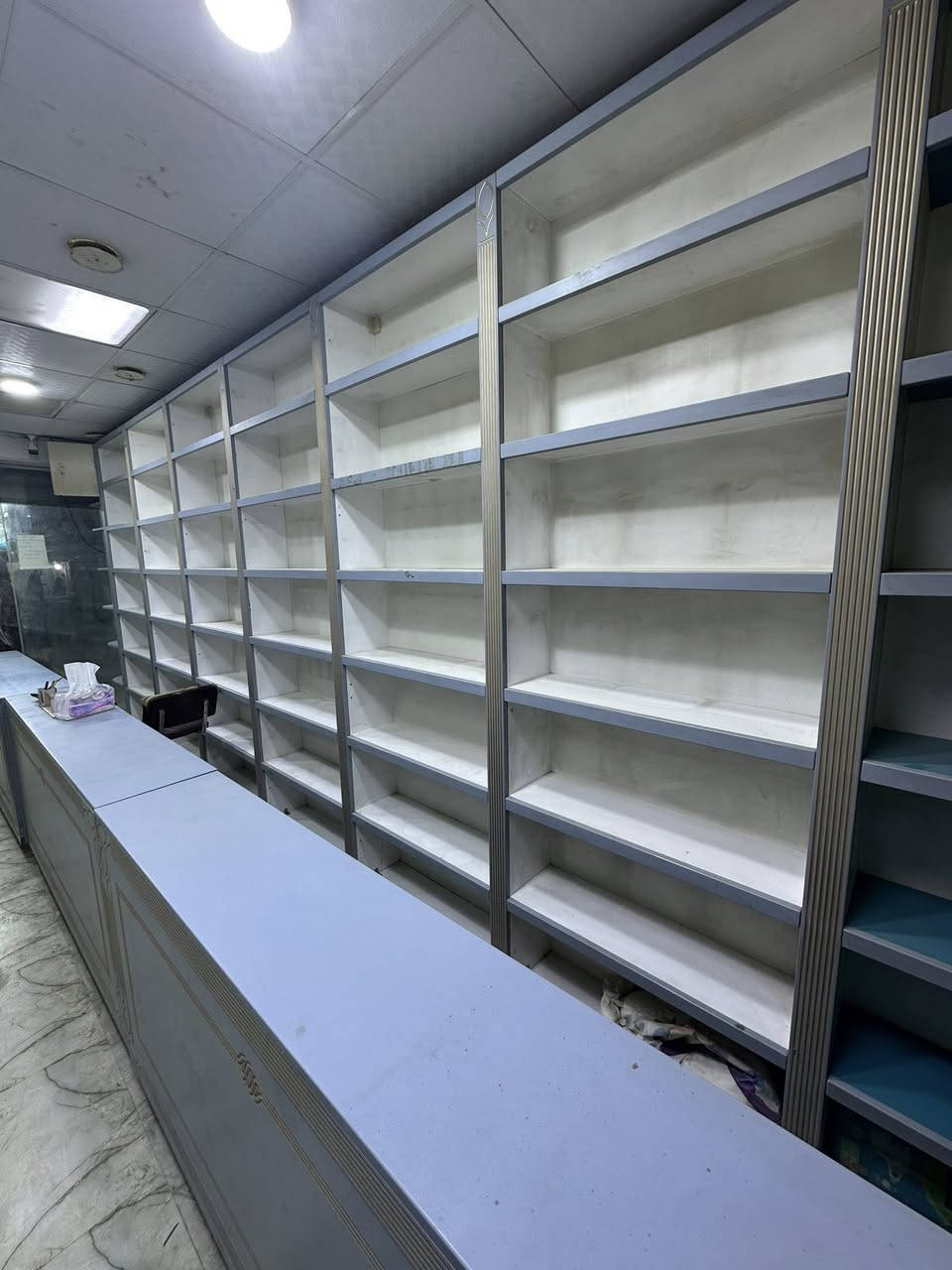 سلام عليكم ديكور مستخدم خشب صاج درجه اولى اوزان ثقيله 

القياسات 6x2 طول كل جهه 6 مترات 
الارتفاع 2.5 مترين ونص 
العرض 2.5 مترين ونص 
النزال 25 سانتيم تقريباً 
يحتوي على 126 رف 
يحتوي على ميز عدد 3 طول كل ميز 1.85 ارتفاع 90 
كلشي موجود بالصور والفديو 

اتصال ***********
*********** واتساب
