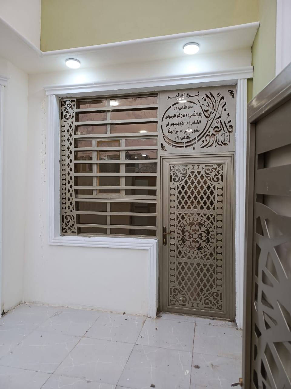 يا الله بيت مساحه ١٥٠ متر لايجار يحتوي على غرفتين نوم وصاله ومطبخ واستقبال وحمام داخل وخارج جميع الخدمات متوفره العنوان نجف لاشرف قرب اسواق تلعفر شارع اصب سعر الايجار ٢٥٠ أشهر الاستفسار ***********
