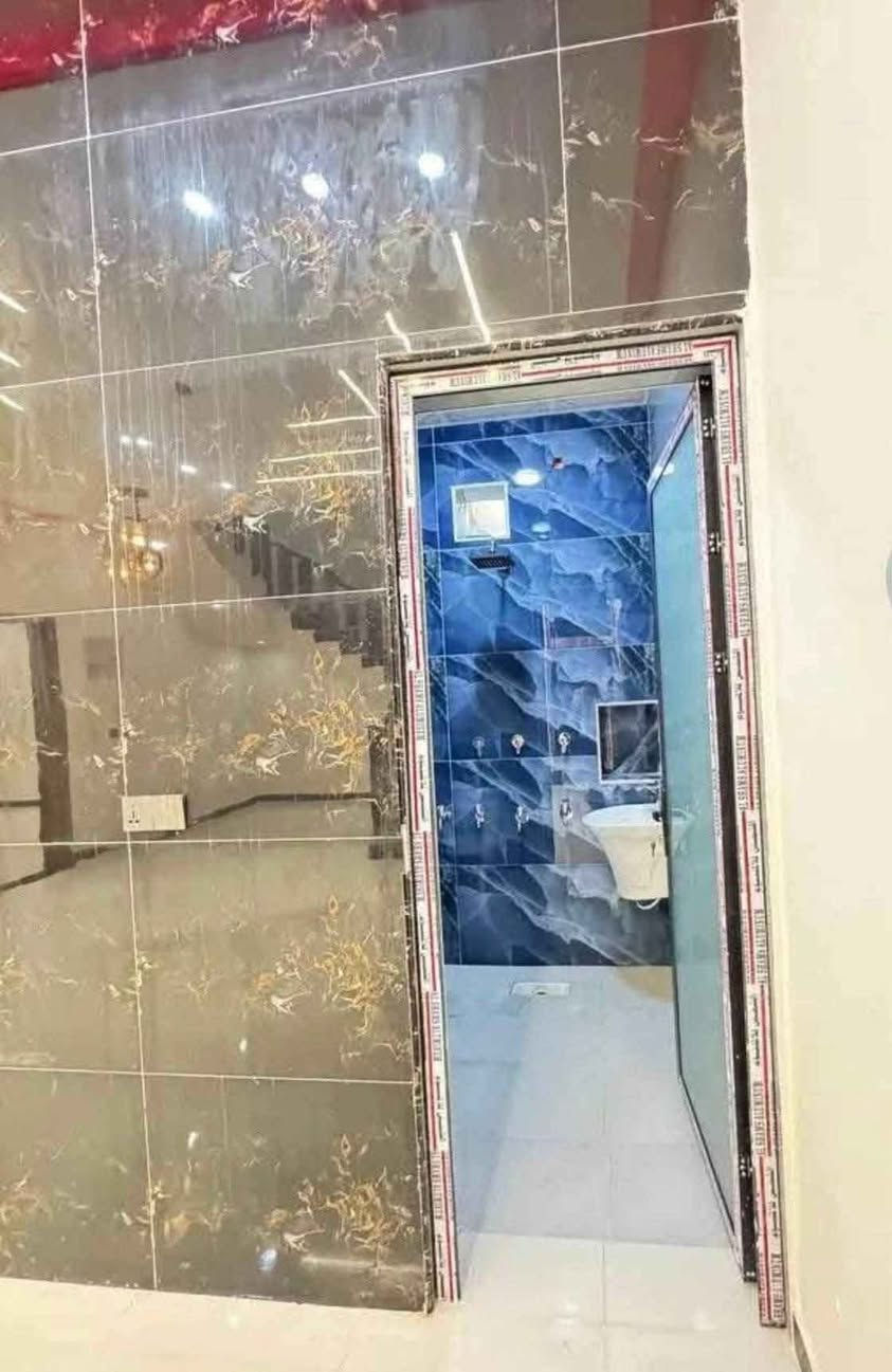 اللهم صلي محمد وال محمد بيت للبيع 200م ركن 
طابقين بناء بلوك شغل تسليم مفتاح كامل من كلشي 
لبيت واجهه مرمر وفوم تركي *********** 
يحتوي علي 6غرف منام 2جوها 4بطابق الثاني 
مطبخ بار وحار صاله مفتوح خريطه خليجي 
العنوان ابي خصيب ابو جوزي يبعد عن السايدين كيلو متر قرب مدرسه بلاد الرافدين 
طابو عراقي اصلي نسخه من طابو وكاله بسم المشتري 
السعر 190مليون وقابل للتفاوض للتسفسار الاتصال زياره المكتب عقارات النور الذهبي عنوان المكتب ابو الجوزي مجاور معمل الجابري للسخانات نستقبل كافات العروض العقاريه مكتب مجاور قانونيا *********** *********** البصرة, العراق
