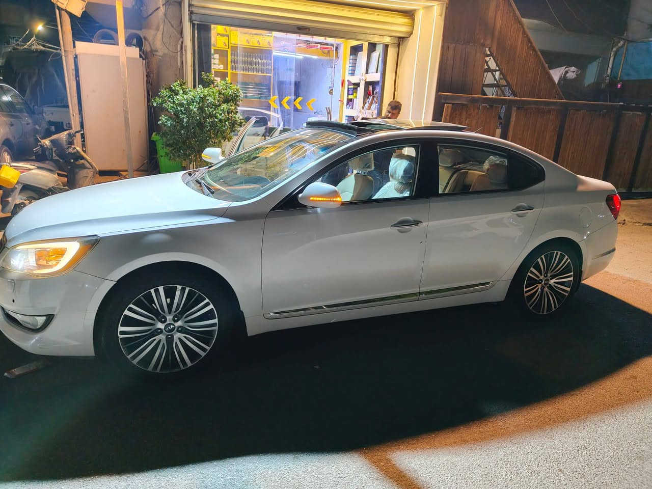 السلام عليكم
كيا كادنزا VIP
٢٠١٢ 
كفااااالة عامة عدا باردات صغار ثنين موضحات بالسونار
 بيع مستعجل 
رقم دولي اربيل 
هزة لنهاية ٢٠٢٦ 
محرك ٦ سلندر 
السيارة جاهزة ربع متصرف عليها 
السعر ١٣٠ مجال بسيط جدا 
مكان السيارة بغداد 
***********
