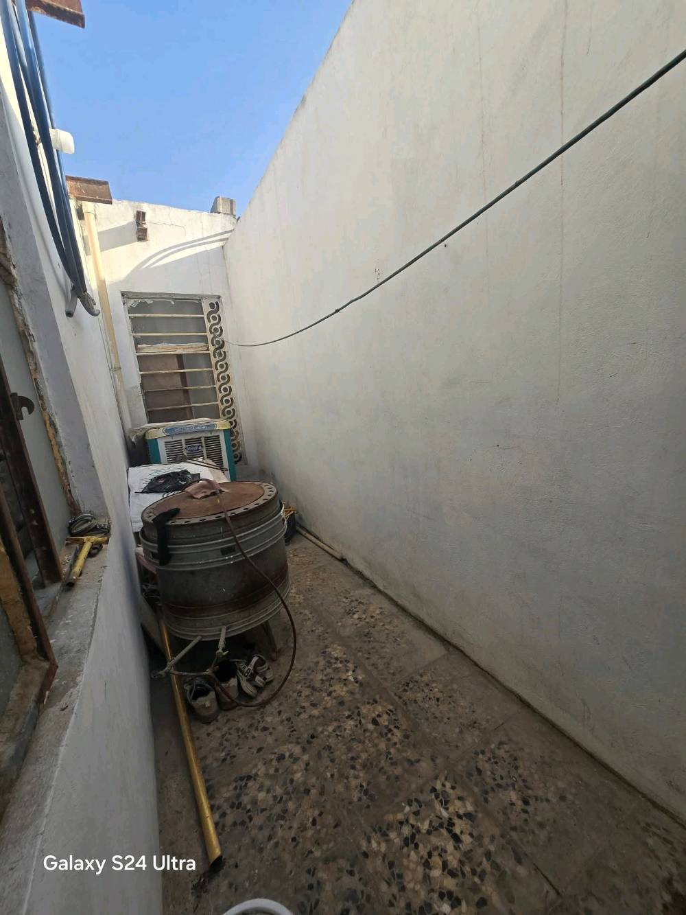  المســــاحة⚜️  100 متر 

الواجهه 5 النزال 20

طابو زراعي وقرار محكمة 🪐

العنــــوان ⚜️  النجف الاشرف // 
 البيت مقابل المطار باب الخروج وتنزل مسافه 200 متر

         🔆  الــتـــفـــــاصـيــــل  🔆
الـبـنـاء  بلوك  درجة أولى 

(( طـــابق واحد)) يحــتوي علئ   استقبال +غرفه  نوم+ صاله+ +مطبخ +صحيات داخليه وخارجية 🏘️ +مكشوفه

البيت تجعيب طابوك وعكاده السكف 
البيت كله سيراميك +كاشي درجه اولى ابو الأربعين 
البيت مصبوغ داخل وخارج 
+ماء +كهرباء 

🔱الــســعـــر  البيت //25مليون مع المجال البسيط

                 
     استفسار اتصل ع هذا رقم ✅***********