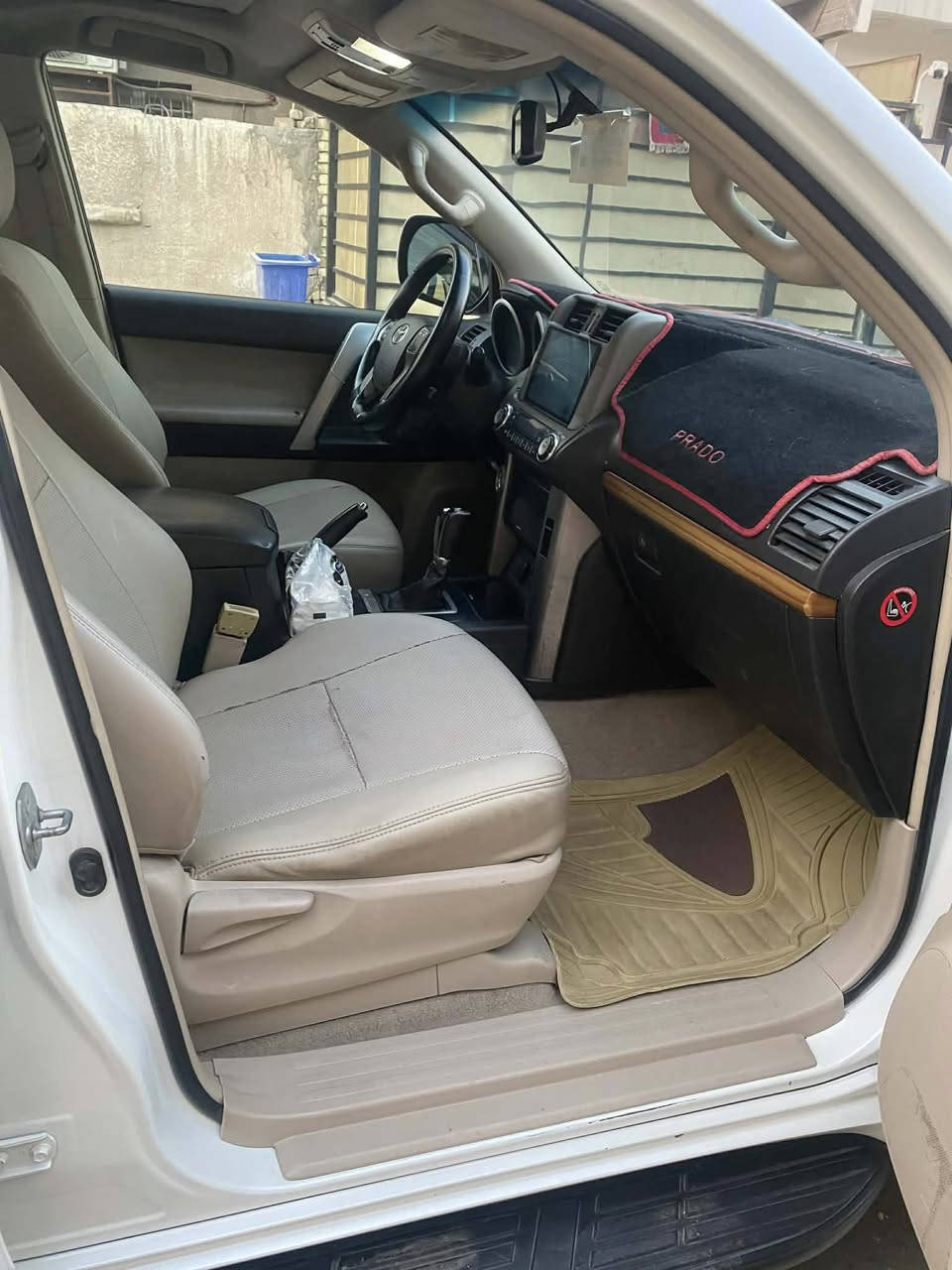 السلام عليكم برادو لاندكروز للبيع او المراوس حسب القناعة موديل 2012 TXL محركها 6 سلندر فول مواصفات 1/1 سبير تعليك مكفولة كير مكينة مكفولة من الصبغ والتبديل بيها شخوط خفيفة ما مبينة ورا باب الصدر السيارة حلوة مابيها كل نقص ماشية 200 وشوي رقم بغداد باسمي مكاني بغداد الرصافة سعرها 265 وبي مجال بسيط رقم الهاتف هـ/ ***********
