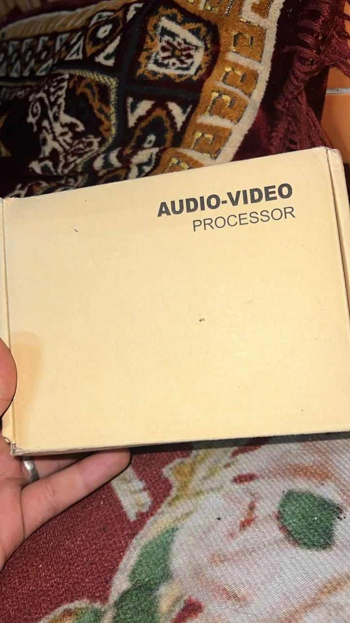 1. منافذ الفيديو (image_2.png):
 HDMI: المنفذ الأساسي لنقل الفيديو والصوت الرقمي عالي الدقة.
 DVI / VGA: لربط شاشات الكمبيوتر القديمة أو الكارتات التي لا تحتوي على HDMI.
 SDI: منفذ احترافي يُستخدم عادةً في كاميرات البث التلفزيوني والفيديو الاحترافي.
 YPbPr (Component): منافذ الفيديو التناظرية الملونة (الأحمر والأخضر والأزرق) القديمة.
 Video (Composite): منفذ الفيديو العادي القديم (الكيبل الأصفر).
2. منافذ الصوت والشبكة (image_3.png):
 Toslink: منفذ الصوت البصري الرقمي (Optical) لنقل صوت نقي جداً للمسارح المنزلية أو السبيكرات.
 Coaxial: منفذ صوت رقمي كوكسيال.
 Audio: منفذ الصوت التناظري العادي (Aux).
 UTP: منفذ شبكة (ايثرنت) لنقل الإشارة لمسافات طويلة عبر كابلات الشبكة (نظام Extender).
 USB: لتحديث النظام (Firmware) أو الطاقة.
في ماذا يُستخدم؟
 المراقبة: لعرض 4 كاميرات مراقبة معاً على شاشة واحدة ومتابعتها بدقة عالية.
 الألعاب والبث المباشر (Gaming & Streaming): إذا كنت تريد اللعب ومتابعة بث مباشر أو جهاز كمبيوتر آخر على نفس الشاشة.
 صُنّاع المحتوى والمونتاج: لمتابعة مصادر فيديو متعددة أثناء تسجيل الفيديو أو الهندسة الصوتية.


**إذا كنت صاحب هذا الإعلان وتريد حذفه لأي سبب، رجاءا أرسل رسالة إلى الدعم الفني**