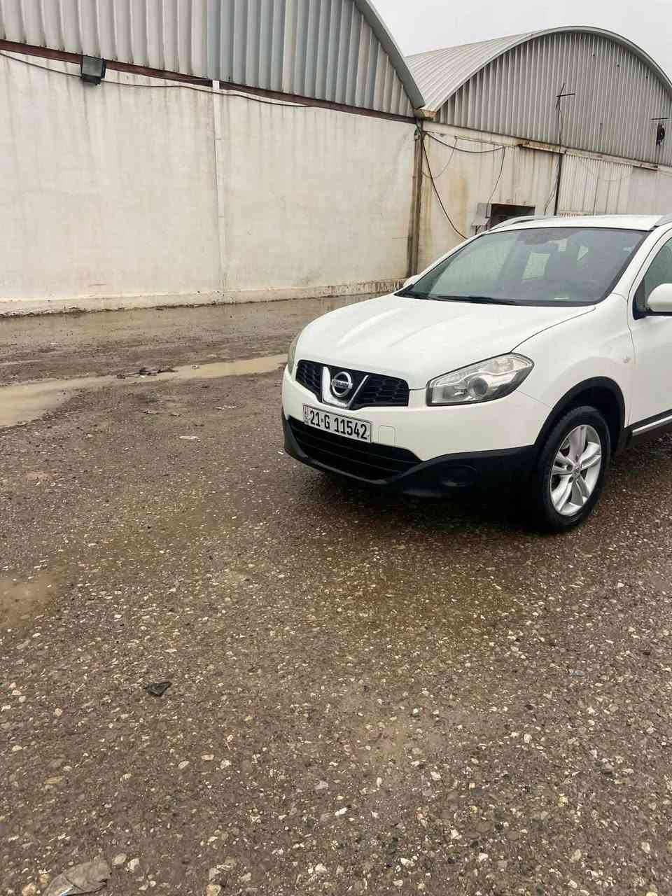 نيسان قاشقا ٢٠١٣ بى بوياخ بى سارد دو چالى هه يه بى ته رزه گيرو مه كينه ى به شه رت سه نه وى  و ره قه م نازه  موصفات تول و تريشه و و پينج ويل گه په سه ياره كه بى مه سره فه زور نازه يه نرخ ١٣٨ وه ره قه و معامه له له سليمانيم ژم *********** شربازهير, السليمانية
