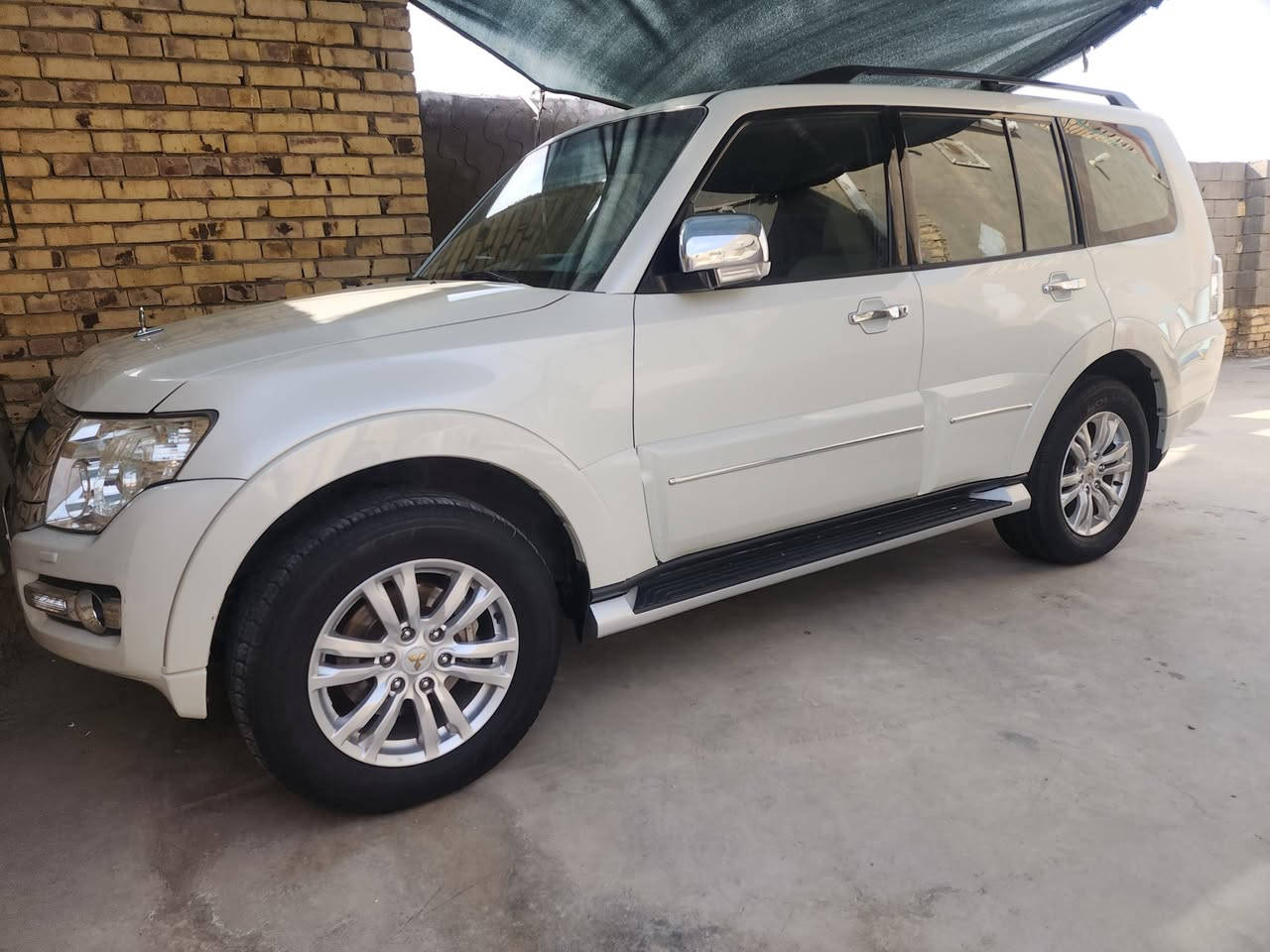 باجيرو2020  للبيع بدون ولا ملاحظة  علامة الذهبية راس الارنب
فتحة سلايد
كشنات جلد 
محرك 3800 
حساس خلفي 
كامرة 
شاشة كبيرة
3 جهات تحكم ستيرن
بلوتوث
تبريد منفصل 3 قطع
لايتات زنون
لد نهاري 
مري شفط
ثلاجة بالجكمجة
داخل صاج
رقم بغداد 
السيارة جديدة جديدة مكفولة من الصبغ والفتح والبارد 
مابيها ولا ملاحظة
مكاني الديوانية 
***********
السعر 225
