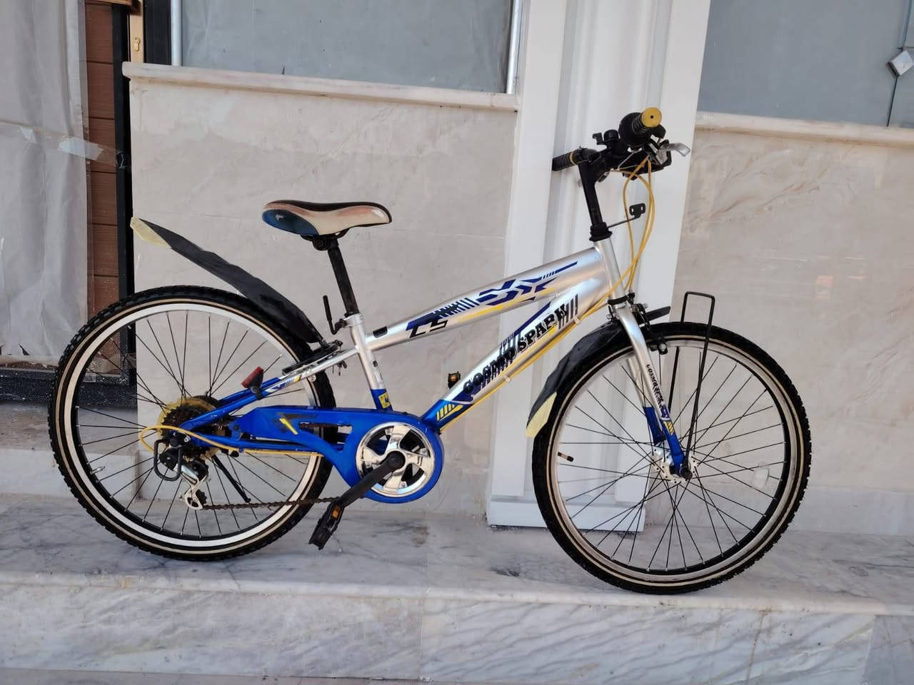 السلام عليكم ورحمة الله وبركاته
بيسكل موديل كيمو حجم 24
باله ياباني النضافه فول وضع حاويه
ماركه ( GoSMa SPARI) 
يده كير ٦ نمر شيمانو اصلي
السعر ( 100 الف)
لون ميمز برتقالي مختم
كشن اصلي ماركه تايرات بلادي
قفل خلفي اصلي شغال
عنوان المحل بغداد شارع الفلاح
هاتف ***********
الاستفسار واتساب
