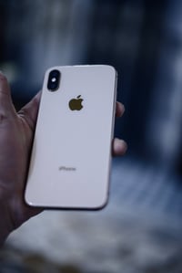 آيفون XS • ٦٤ جيجا • نظيف ٩٩٪