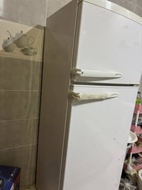 هاي الثلاجة للبيع حجم كبير دبل بس الثلاجة قبل شهرين كامت ما تبرد ترسته...