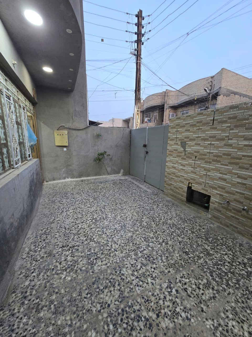 السلام عليكم
بيت ١٦٠ متر ركن طابقين الواجهة ١٠ متر والنزال ١٦ متر 
يحتوي ع مدخلين2⃣
الطابق الارضي يحتوي ع👇👇
استقبال 4.2 × 5.6
مطبخ    4 × 4.5
صالة     3.4 × 10
غرفة نوم 5 × 4
ودرج دوار وصحيات
الطابق الثاني ٣ غرف نوم👇👇
غرفة 4 × 4.5 
غرفة 5.6 × 4.2
غرفة 4 × 5
صحيات عدد 3
منور عدد 2
بناء سنة ٢٠٢٢
الموقع: مدخل جامع الشهيد رائد اول فرع ع ايدك اليمنى

البيت مطلوب قرض اسكان ٢٠ مليون تسديد كل شهر ٢٠٠ الف
سعر البيت صافي بدون الإسكان ١٣٠ مليون

للتواصل ع الرقم ***********
