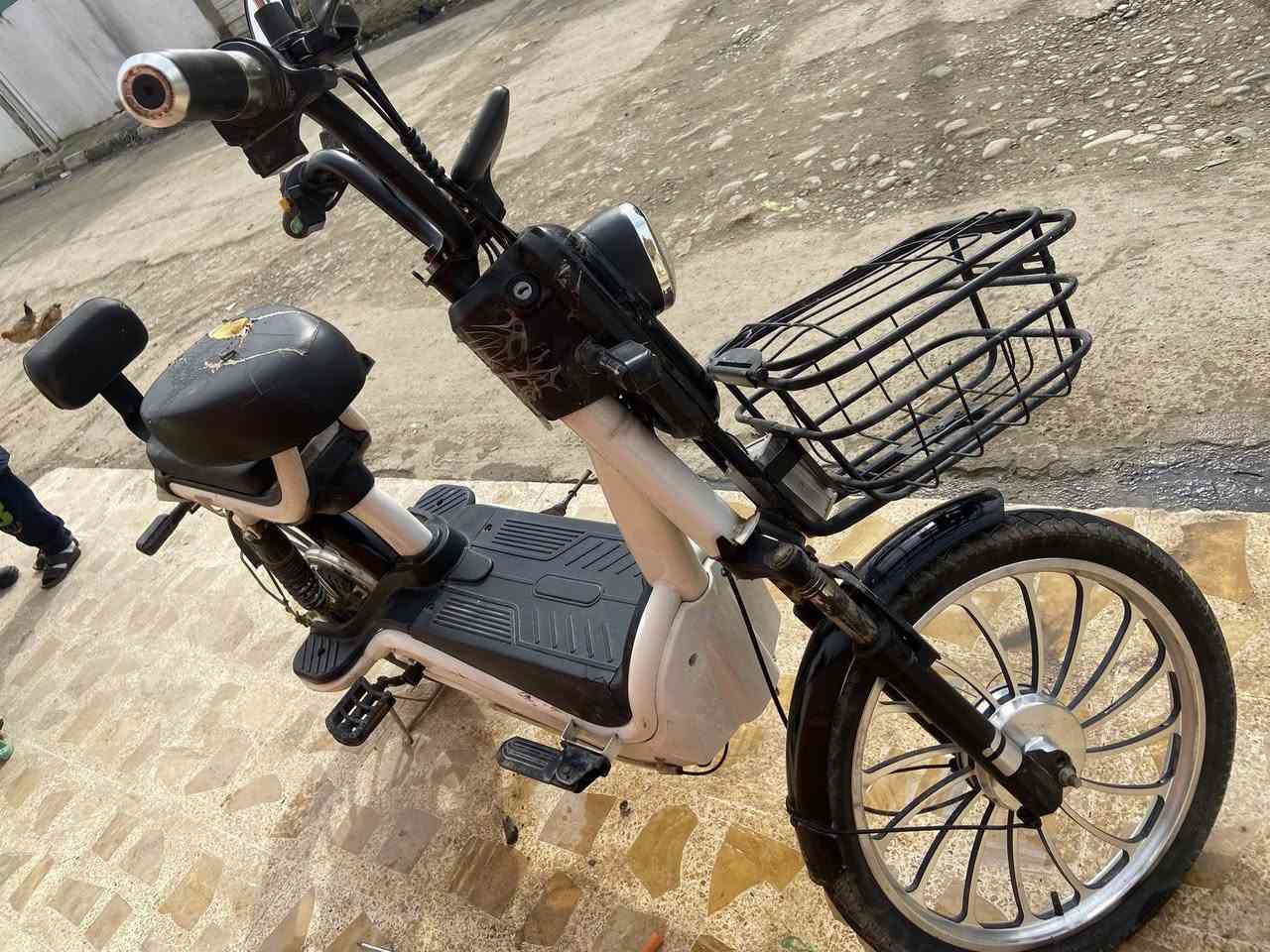 مأطور البيع شحن حجم 20 اخو جديد سعر 200وبي مجال عنواني موصل جانب ايمن /***********/***********
