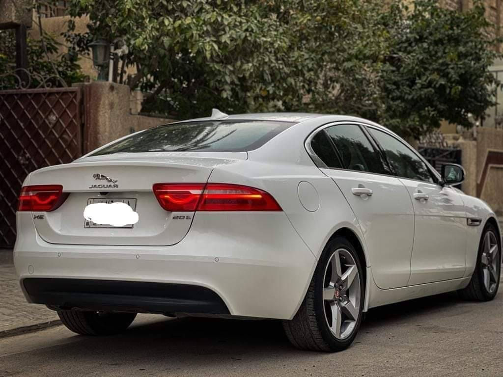 تحية طيبة
جاكور ٢٠١٦ خليجي استلمته زيرو من سردار وعلى ايدي
الان ماشية ٤٠ الف كم فقط
السيارة مكفولة من الصبغ والبارد ورقمها بغداد وبأسمي. 
مَوصفاتها محرك ٤ سلندر حجم ٢٠٠٠ تيربو. بانورما. كير ماوس
كراسي كهرباء. رادار
السيارة بحالة جيدة جدا.
السعر ٢٠ الف.
بغداد الاعظمية شارع الضباط
للاتصال ***********
