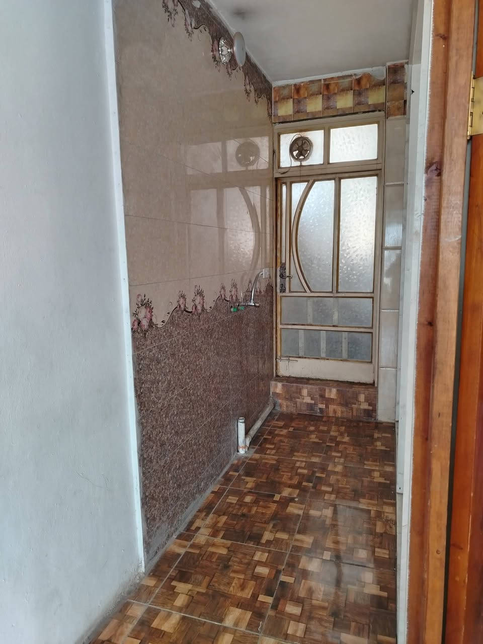 شقة تجارية للأيجار تنفع مختبر او عيادة او معهد تدريس الدور السلام شارع 30 قريب مدرسة كنوز المعرفه للأستفسار الاتصال على ***********
