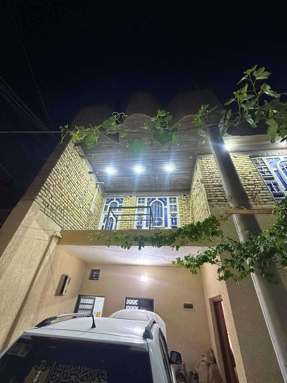 السلام عليكم بيت مساحه 200متر. طابو صرف حر
مؤقع زين القوس خلف شارع المدارس قريب عله ابو ليث المختار يتكون من ستقبال ومطبخ وهول وغرف عدد 2 

الستقبال عكاده وغرفه بس باقي البيت صب كله القاط الثاني كامل اربع غرف نوم ومجع صحيات بي 3حمامات 

وحديقه مترين ب مترين 

وكراج سياره 5  في 6

السعر 130 وبيه مجال قليل

***********
