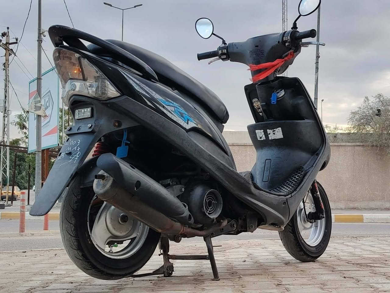 سلام عليكم دراجه ماكس عدله مال حاويه صارله شهر ونص من منزله من الحاويه دراجه ما نقصه برغي مكان دوانيه مركز ما متواجد علاه الفيس رقم الهاتف ***********
