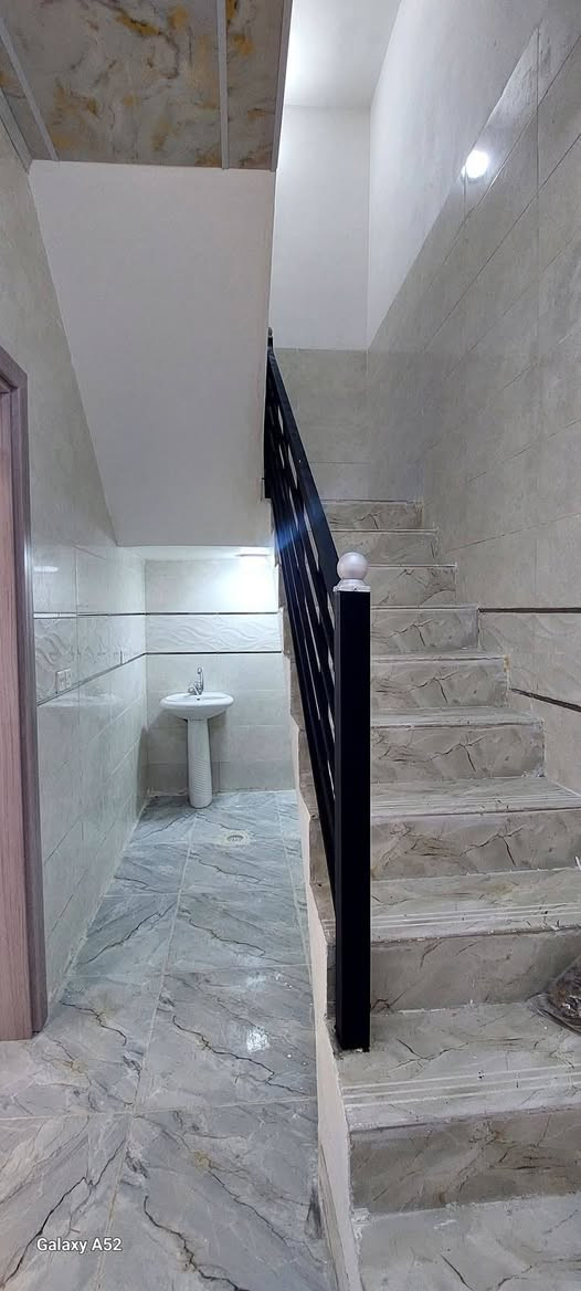 بيت طابقين سكني للبيع
حي سومر  (قرب التقاطع الثاني ) 

المساحة  100م ____ 05 × 20

1 / غرفة نوم وهول واستقبال ومطبخ وصحيات .

2 /  غرفتين نوم وهول وصحيات. 

بيتونة كبيرة

بورسلين  وسيراميك وسقف ثانوي .
الاستقبال والهول جبس بورك  . 

شرط التحويل 

السعر ( 115 ) قابل للتفاوض 

***********
***********
