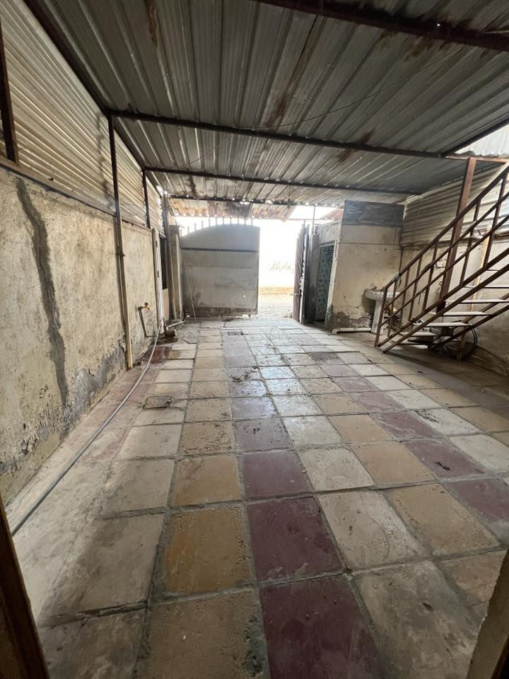بيت للايجار
مقابل مدرسة علي جواد الطاهر في حي المعلمين 
يحتوي على 
طارمة 
مطبخ 
غرفه كبيره 
غرفة نهاية البيت صغيرة كما موضح في الصور 
غرفه صغيرة بعد المطبخ 
***********
