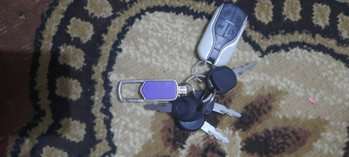 السلام عليكم دراجه شحن الدراجه نضيفه مثل ما موضح بل صور بيع ومراوس باسكل عادي الدراجه بيها خلل يعني تفصل وترجع تشتقل اريد ابيع علا سكاطها او اراوسه باسكل الرقم ***********
