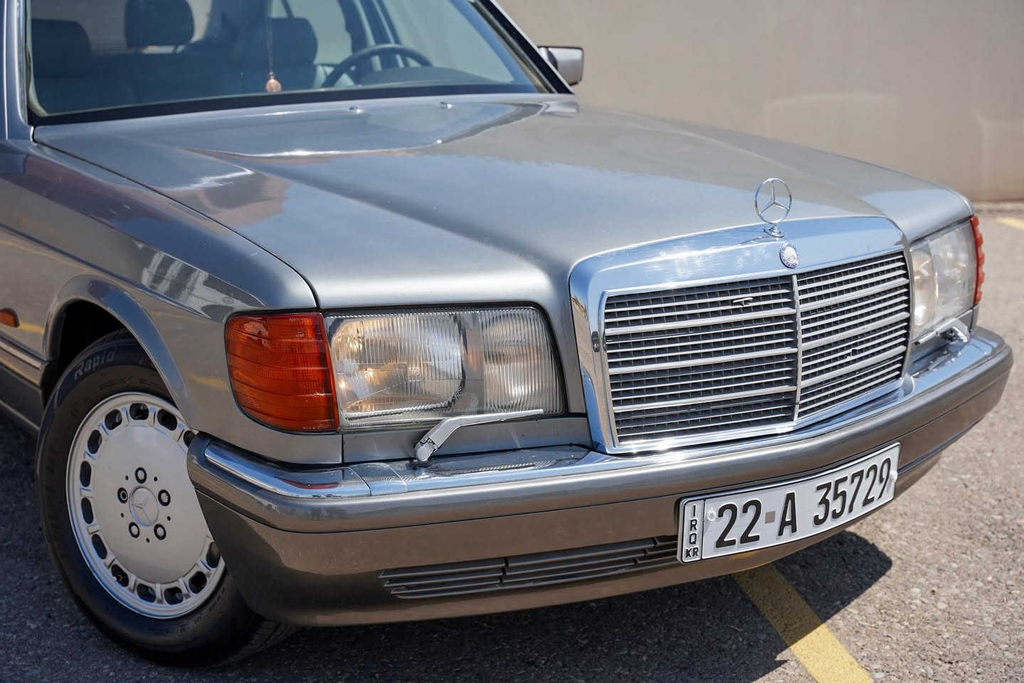 فوووول مواصفات / full option
Mercedes-Benz W126 300SE V6
اللون _ سلفر. 1988 . 
رقم اربیل أصلي قديم . اربیل  .
1_ كروز سرعة . مثبت سرعة .
2_ دبل هورن . دبل فيت بمب .
3_ أريل كهربائي ويا السويج .
4_  سلايت طكتين . 
5_ كشنات رصاصي جلد  .
 6_ دركة ستيرن ايرباك وكهرباء .
7_ جام 4 كهربائي .
8_ غرفة جلد لون رصاصي. 
9_ منظومة بانزين جديد .
10_ تخم تايرات جديد .
11_ باتري 100A جديد .
12_ صبغ جمالية .
13_ مكان السيارة اربيل.
ملاحظة / كير محرك مكفول . 
***********
السعر / 170$
