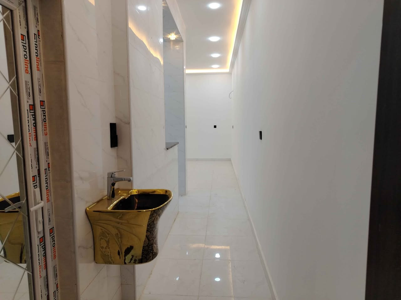 _دار للبيع في الخاجية_

_المساحة:_ 100 متر
_الموقع:_ خلف مدرسة النوافل، بصف الركن عن شارع القسم البلدي
_المواصفات:_
- طابقين
- 3 غرف نوم
- بناء جديد
_للاستفسار:_ *********** (بأسمي مباشر) Singapore
