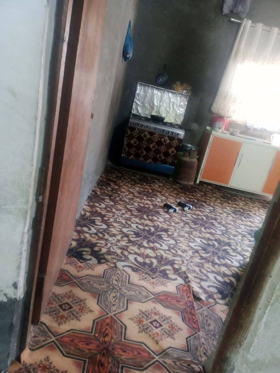 السلام عليكم بيت للبيع حي سكينه قرب الشارع العريض التبليط مساحة البيت ٢٢٥ يتكون من غرفتين نووم وحده قياس ٥ في ٤ والثانيه ٤ اونص في ٤  وحمام داخلي مترين وهول ٧ في ٣ اونص ومطبخ ٥ في ٤ واستقبال ٦ في ٤ وطارمه جبيره البيت سعره ٢٥ بيه مجال بسيط وللاستفسار اكثر مازنجر او اتصال ***********
