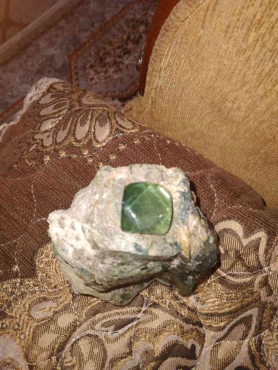 هاي الخامه طلعت منه هاي التحفه القطعه بلون زمردي
داخل القطعه شوائب بلون اسود


**إذا كنت صاحب هذا الإعلان وتريد حذفه لأي سبب، رجاءا أرسل رسالة إلى الدعم الفني**