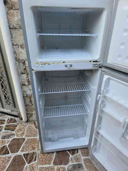سلام عليكم ثلاجه شغاله فول تجميد حجم وسط السعر 100 مكاني بعقوبه دور الزراعه متواجد خاص وهاذ رقني ***********
