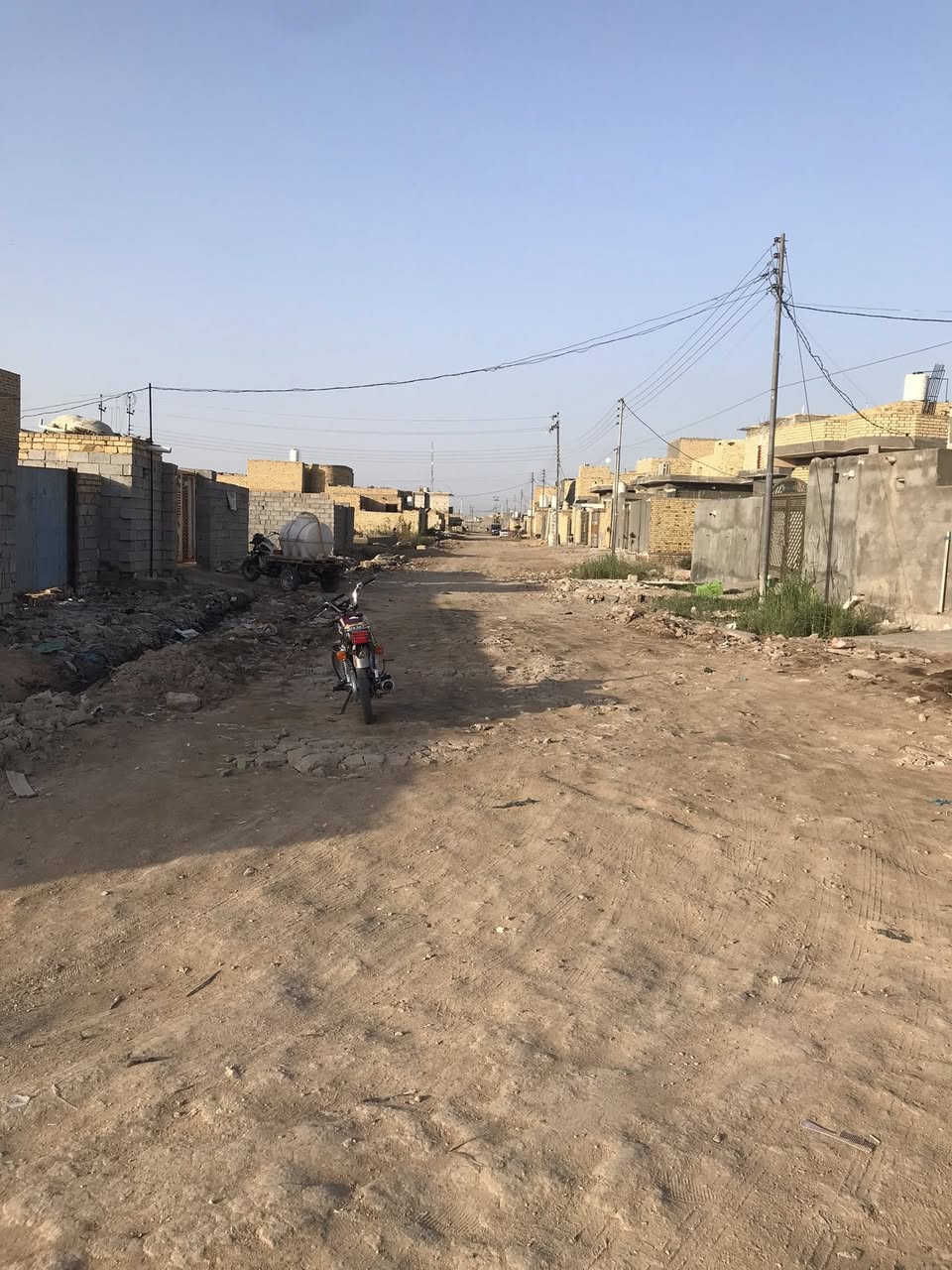 السلام عليكم قطعه مساحتها ١١٠ ركن عله شارع رئسي مربع
العنوان الحولي قرب حسينيت حامي شمال بل شارع الرئسي مال البزل الشارع الي يطلع عل ملعب الجديد الرئسي 
*********** بي وتساب
