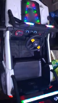 سياره اطفال  مكانه الزعفرانيه  سعره ٢٠٠  07775582078