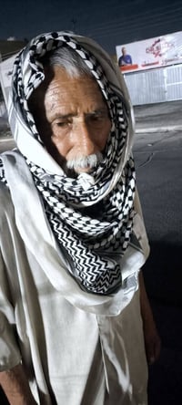 لكيت سن متيهه ومجاي يندل احجي ويا أكله عمي تريد شي؟ تندل بيتكم؟ أوصلك ...