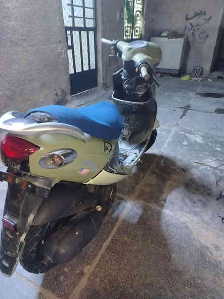 السلام عليكم دراجة باجو للبيع دراجة كاملة بيه خيط تبخير  فقط الدراجة كاملة من كل النواحي كهربائيات كله شغالة نكر سلف العنوان بغداد السعر 250 وبيه مجال الرقم ***********
