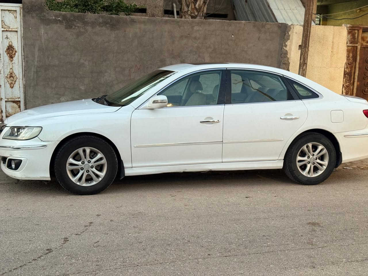 سلام عليك
أزيرا للبيع موديل 2011
خليجي
محرك 2700 V6
حداديه جديده
تخم تاير جديد 
السياره بيها قطع 
بس اني أبيع حزام 
رقم بغداد باسمي 
السنويه 2028/03/06 تنتهي
السعر 98 $ 
وبيها مجال بسيط
مكان السياره النجف الأشرف
التواصل ع الرقم ***********
