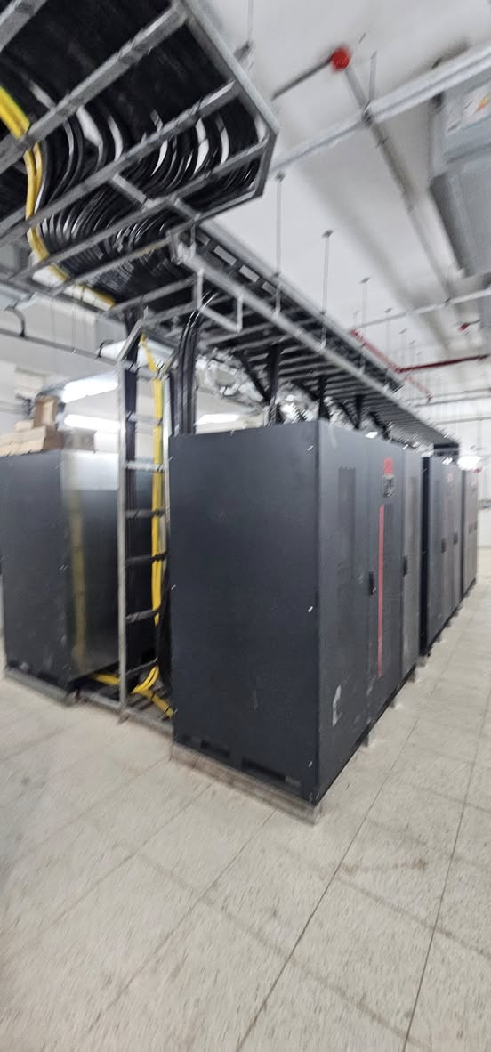 🏢 تم بعونه تعالى إنجاز مشروع الشركة المتكاملة تجهيز وتنصيب منظومة طاقة غير منقطعة (UPS) متكاملة من شركة Riello UPS الإيطالية، باستخدام أجهزة موديل MHT600 وبسعة 600 KVA للجهاز الواحد.
⚡ تم ربط عدد (5) أجهزة بنظام التوازي (Parallel System) لتشكيل منظومة مركزية متكاملة بسعة إجمالية تبلغ :
🔹 3000 KVA
🔋 كما تم تجهيز المنظومة ببطاريات صناعية نوع Lead Acid من شركة Leoch العالمية، لضمان أعلى مستويات الاعتمادية والاستقرار واستمرارية التغذية الكهربائية للأحمال الحساسة والمشاريع الحيوية.
🛠️ شملت الأعمال :
✔️ التجهيز الكامل للمعدات
✔️ أعمال التنصيب والربط
✔️ البرمجة والتشغيل
✔️ إجراء الفحوصات الفنية والاختبارات التشغيلية وفق المعايير العالمية
📈 تتميز منظومات MHT Series بالكفاءة العالية، وقابلية التوسع، والاعتمادية الكبيرة في التطبيقات الصناعية ومراكز البيانات والمشاريع الحرجة.
📞 للاستفسار والتواصل :
***********
🏢 شركة عجائب الماس
الوكلاء المعتمدون لشركة Riello UPS في العراق 🇮🇶
