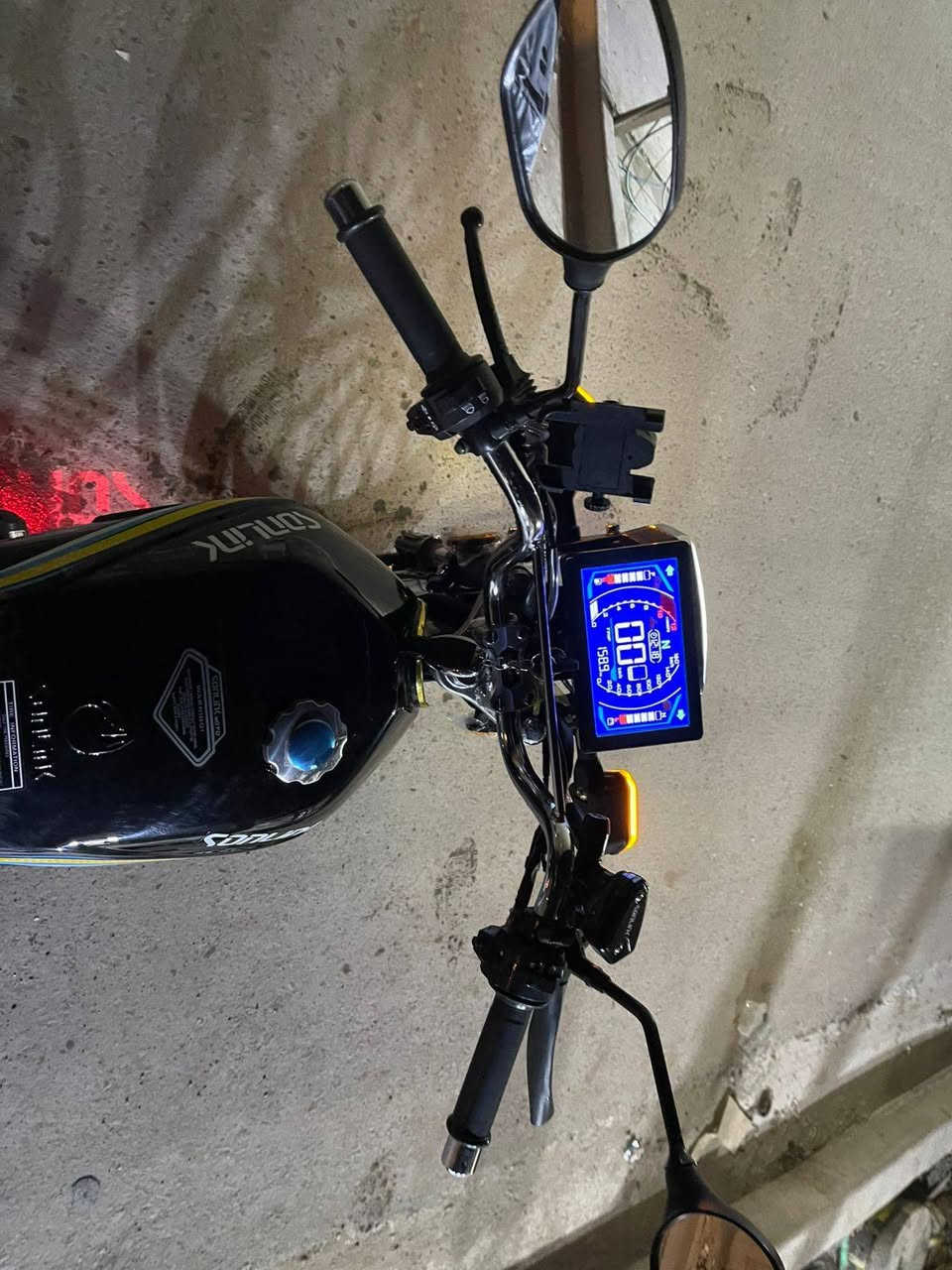 دراجه سافان موديل 2025 
قبل 6 أيام نزلت من الرمبه بعدهي زيرو 
تجي وتفحص بعينك وتشلع عيوني 
دبل بصمه 
دبل سويج 
محرج 200c
دراجه جديده وحق علي 
سعرها مليون و75 
رقم لاتصال /***********
مكاني بغداد زعفرانيه
