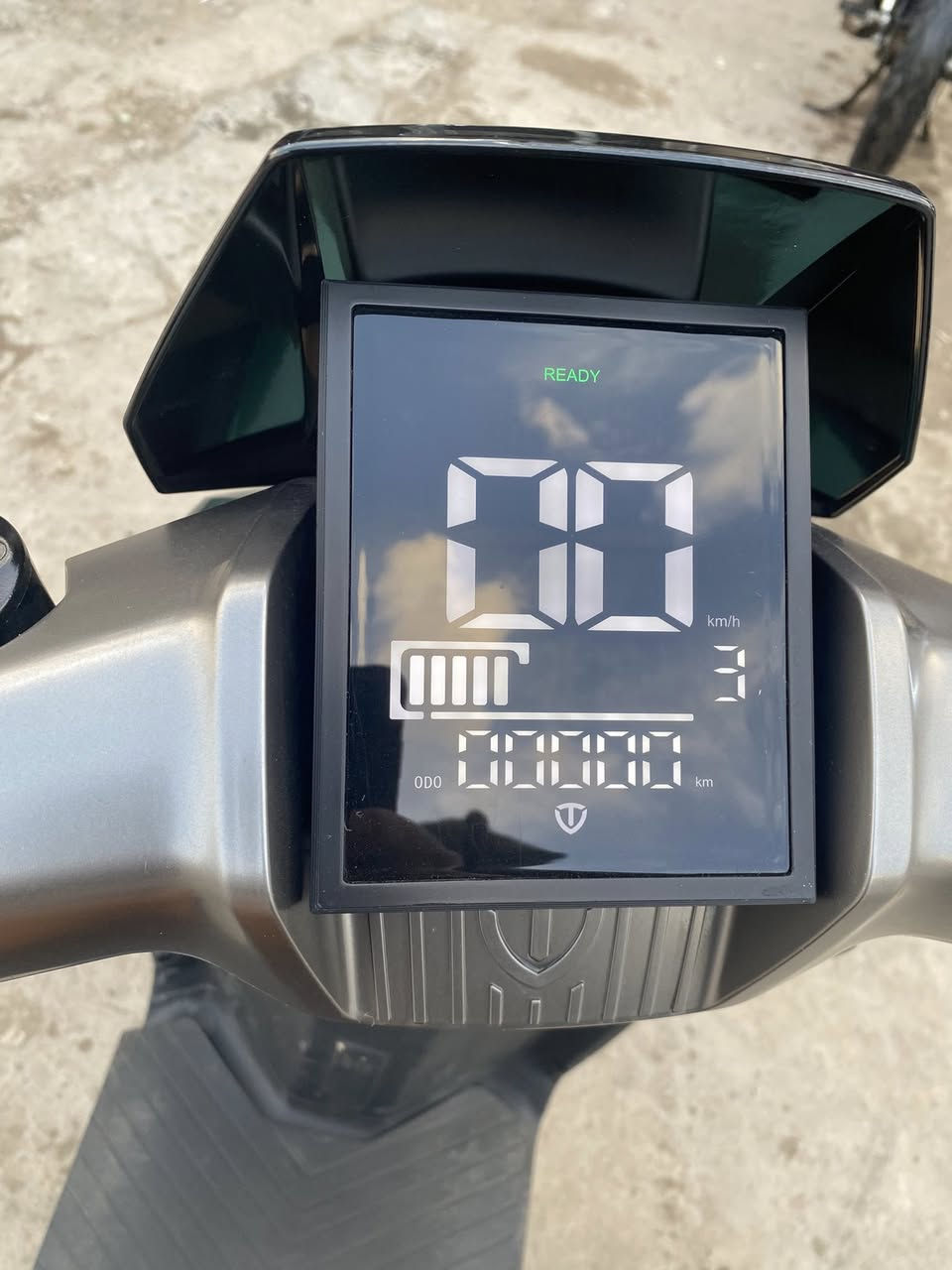 سلام عليكم (للبيع فقط) 
دراجة شحن ريان صارلها شهرين نضافتها 95‎%‎ 
المواصفات والتفاصيل 
1: بصمة 
2:نضام APS 
3:سستم الايت كله LED
4:حساس بريك 
5: نضام سرقة وقفل ستيرن 
6:شحن سريع ويدوم وقت طويل 
7:ثلاث نمر سرعة 
8:كشن جلد عسلي مع تجوة ظهر
9:صندوق تخزين مساحة كبيرة 
10: بطاريات ليثيوم 
11:بريك دسك 
12:دبل إشارة
العنوان الشعب شارع عدن 
للاستفسار *********** متواجد واتساب 
السعر 750 الف وبيها مجال قليل
