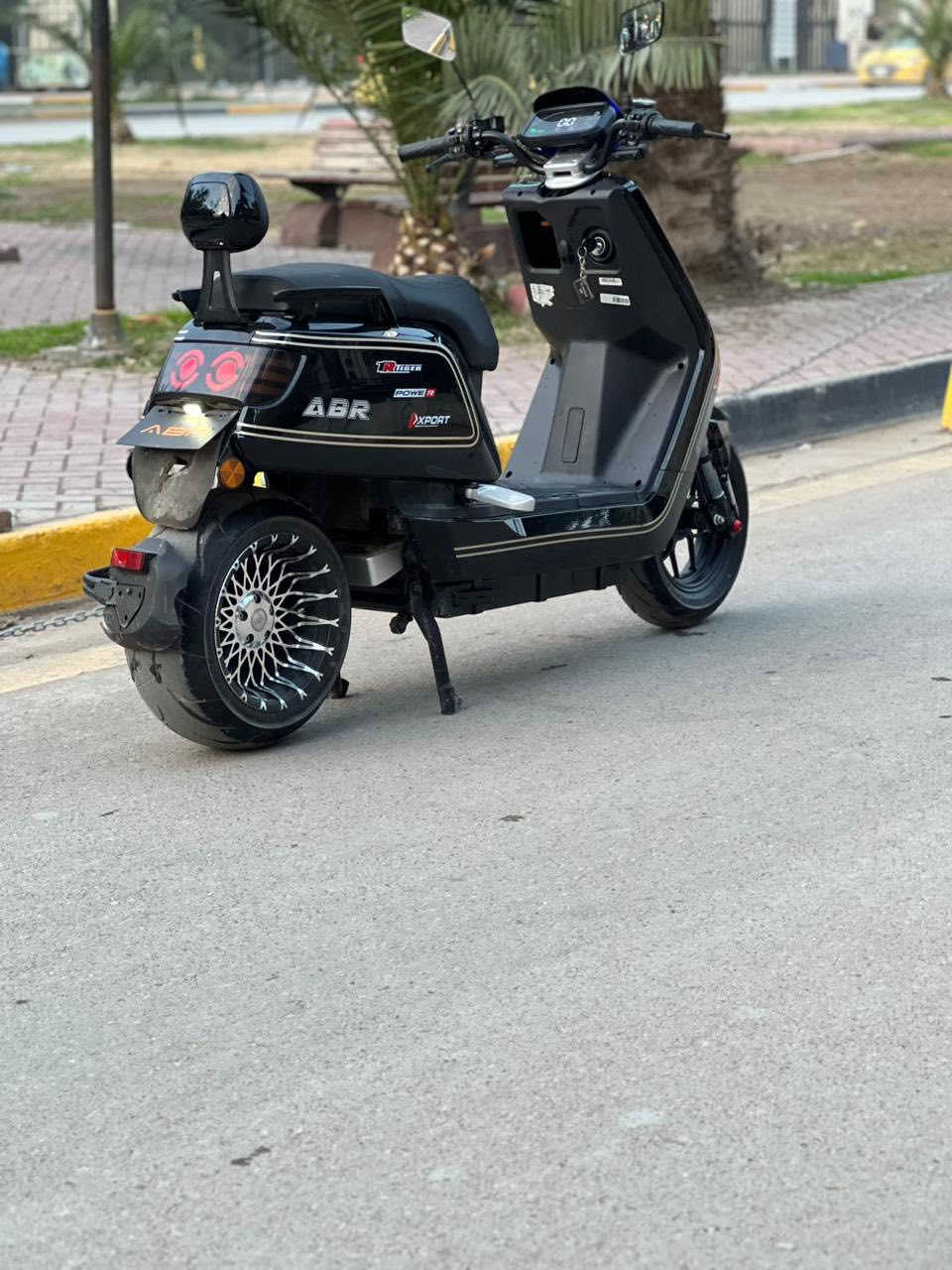 السلام عليكم..دراجه كهربائيه __الكاسحه__ موديل 2025..دخول جديد..عدد البطاريات ..6.. جرافيك ...72.فولت ...55 امبير ...السرعه 140.k ..حقيقي وشرط الفحص...مع الوزن 130.k...حجم الملف( 6000)..دراجه وضع وكاله...جكات شغاله ..كهربائيات كله شغاله..اشاره..دبل اشاره..لايت عالي ناصي هورن سكن ...مابيه اي نقص...شاحنه ذكيه تدعم الشحن السريع والأيقاف الذاتي عند امتلاء البطاريات..وصل المعرض بيه ... ..مكاني بغداد...الشراي يتصل ويدلل 

***********
